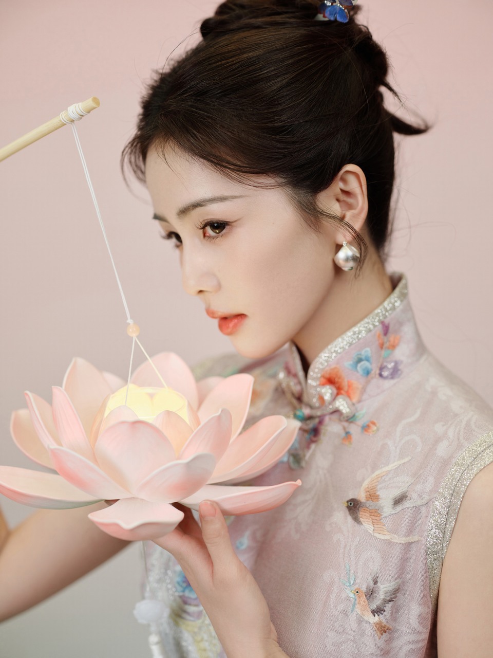 白鹿着一身旗袍身姿摇曳 温柔婉转中舒展东方韵味  第3张