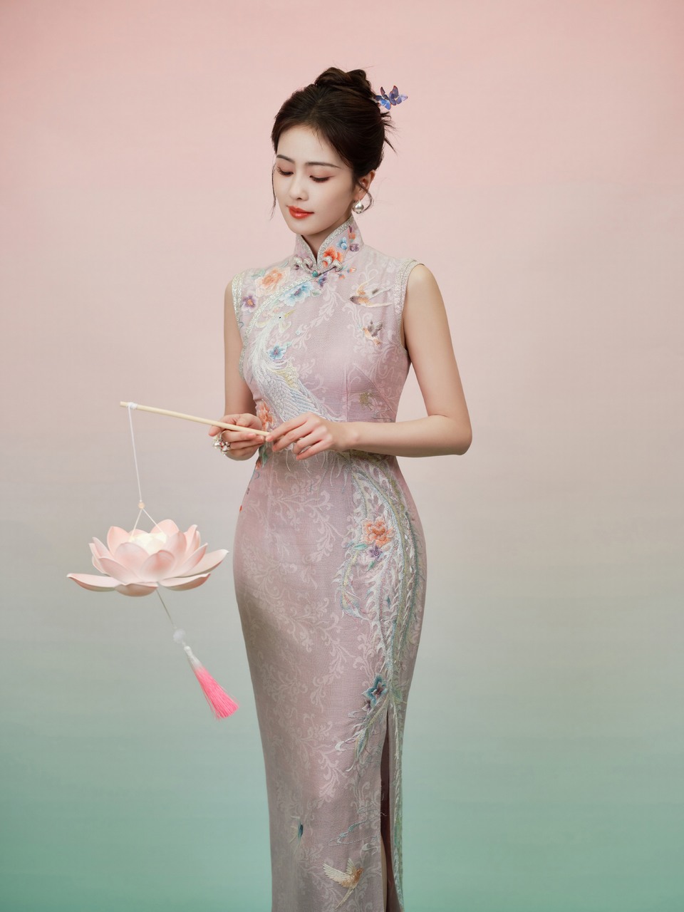 白鹿着一身旗袍身姿摇曳 温柔婉转中舒展东方韵味  第2张
