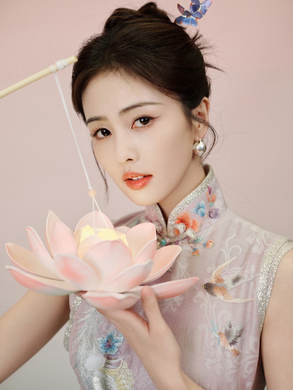 白鹿着一身旗袍身姿摇曳 温柔婉转中舒展东方韵味  第9张