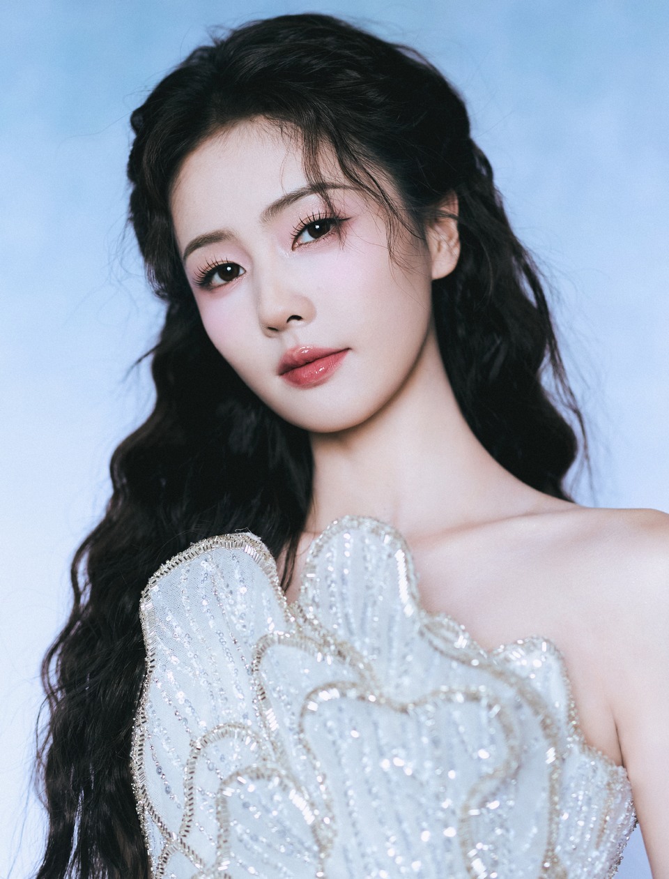白鹿裙摆生花层层绽放 一动一静间皆是温柔典韵  第6张