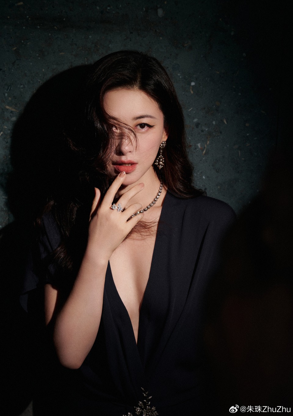 朱珠光影启幕绝对出色 站立之处即是中心  第8张