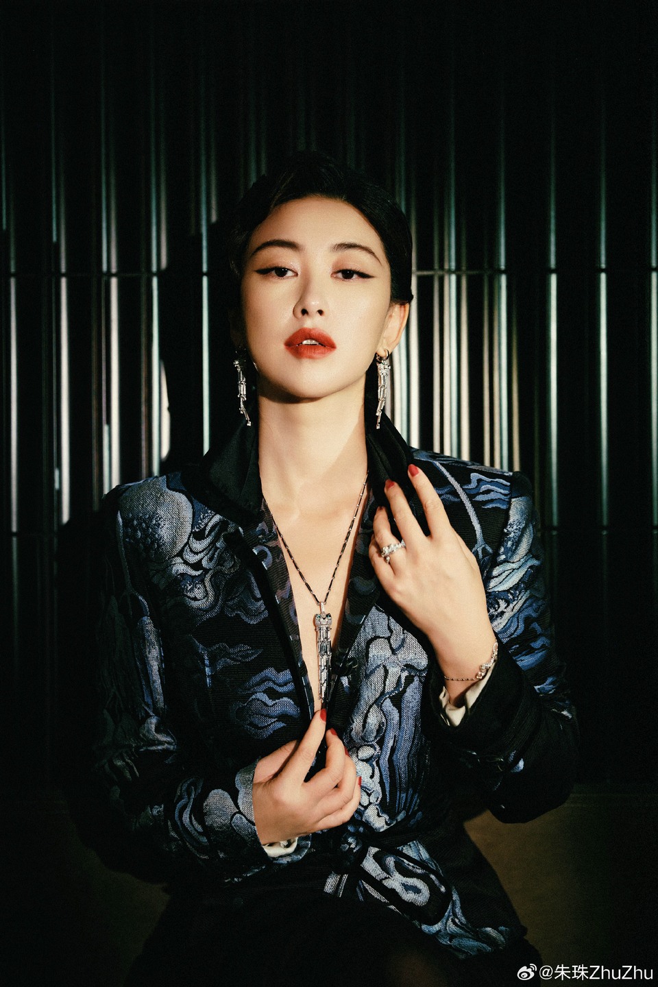 朱珠霓虹深处神秘而迷人 情绪在光影里酝酿  第5张