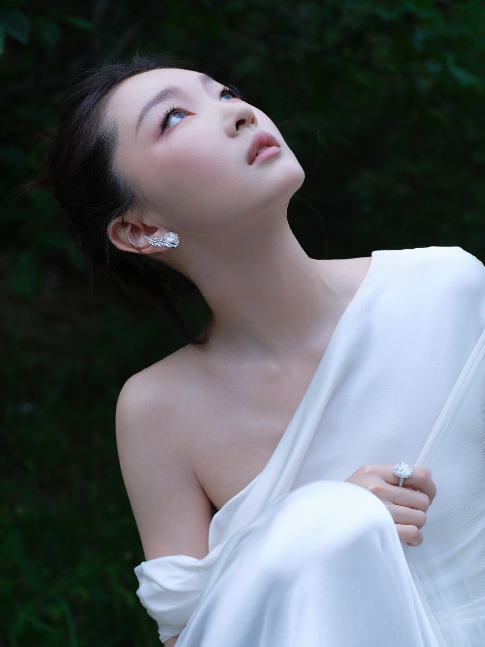 周冬雨纯白礼裙纵逸流动 山水之间比风更自由  第6张