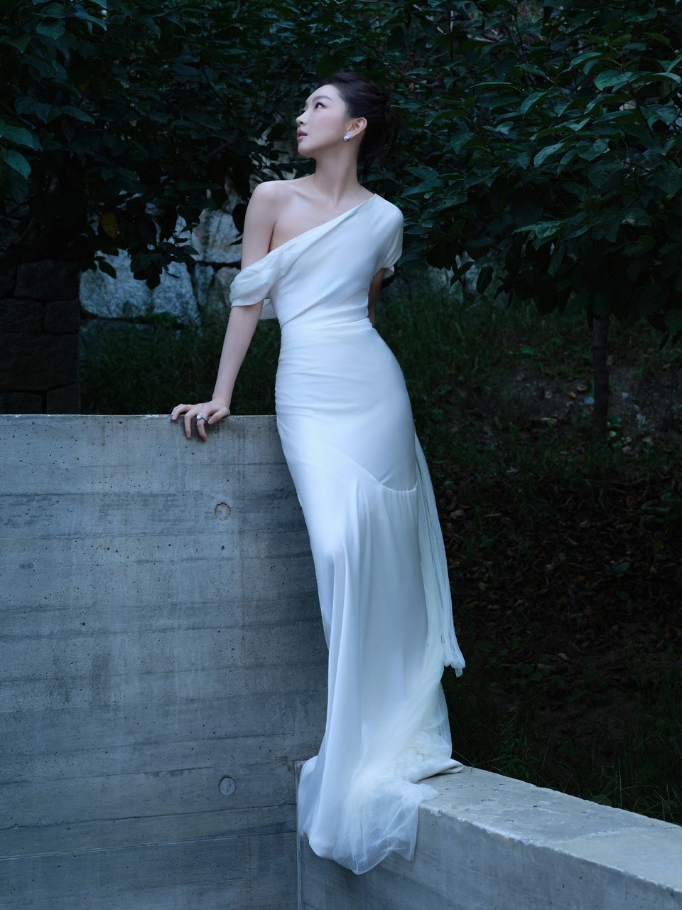 周冬雨纯白礼裙纵逸流动 山水之间比风更自由