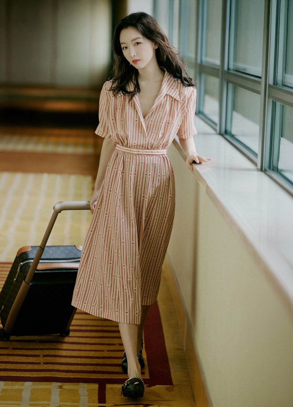 周冬雨将盛夏装进行囊 灵感构建寰游非凡之旅