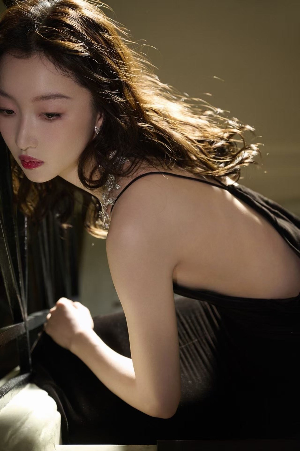 周冬雨透进来的波光粼粼 瞩目女性不凡意蕴  第8张