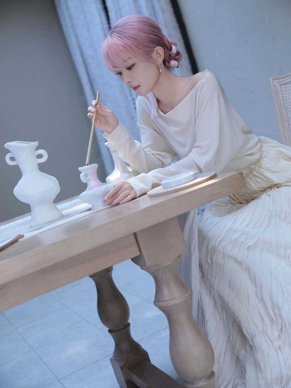 赵丽颖沿轮廓描画釉色 在光影桃香与留白交织  第2张