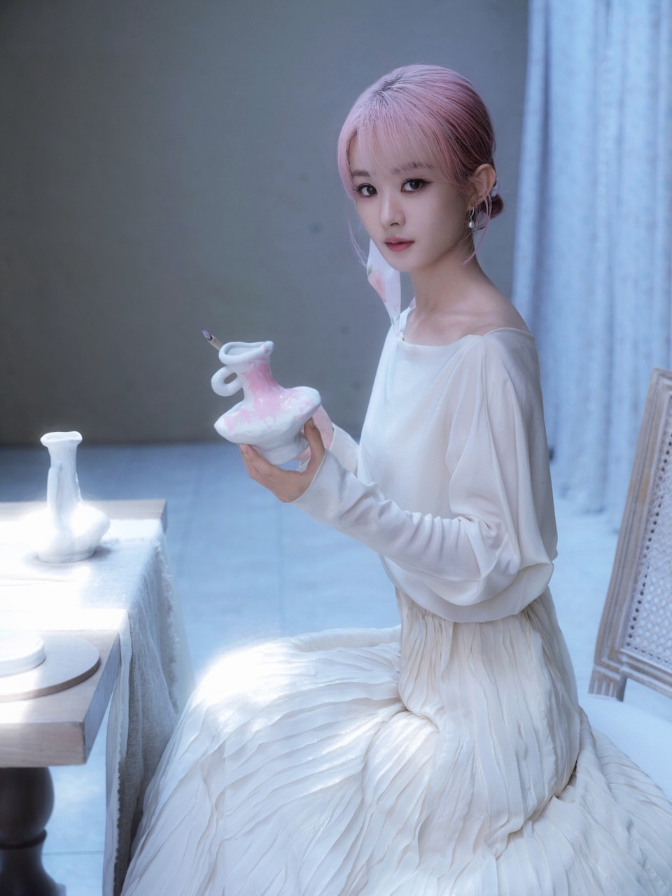赵丽颖沿轮廓描画釉色 在光影桃香与留白交织