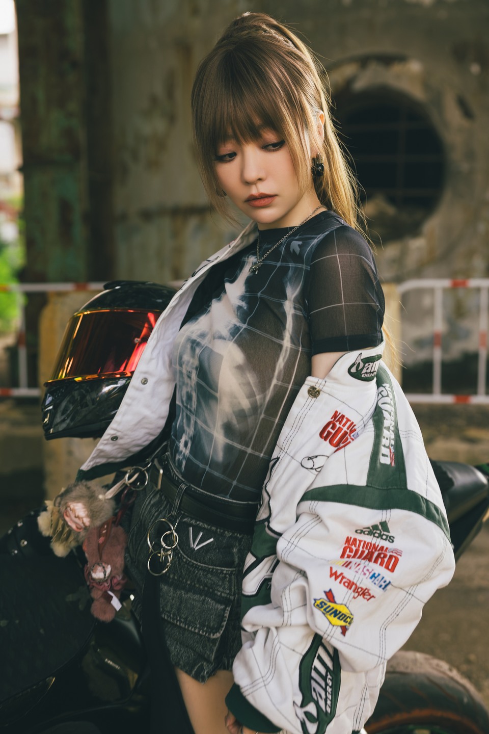 张靓颖化身风驰赛车手 ​​​金属呼吸间听引擎心跳声  第4张
