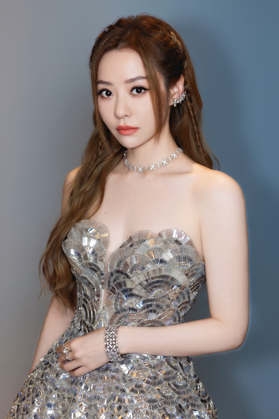 张靓颖红唇微扬眉目如画 在夏夜绽放的星辰更耀眼