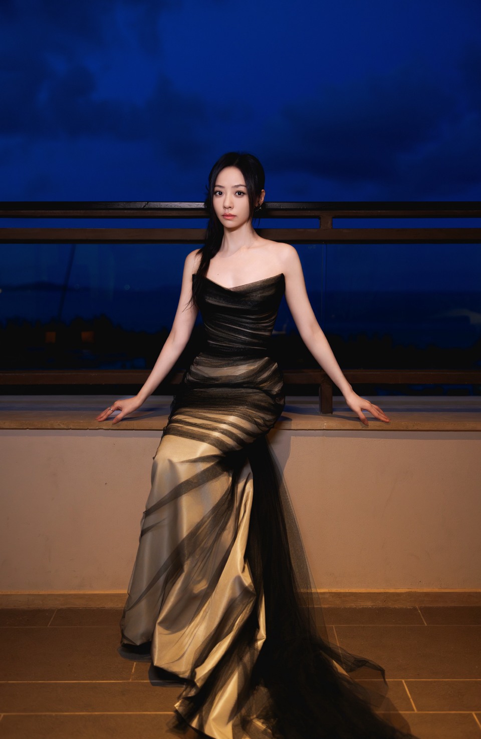 张靓颖轻纱缱绻沉静夜色 剪影如梦如幻  第3张