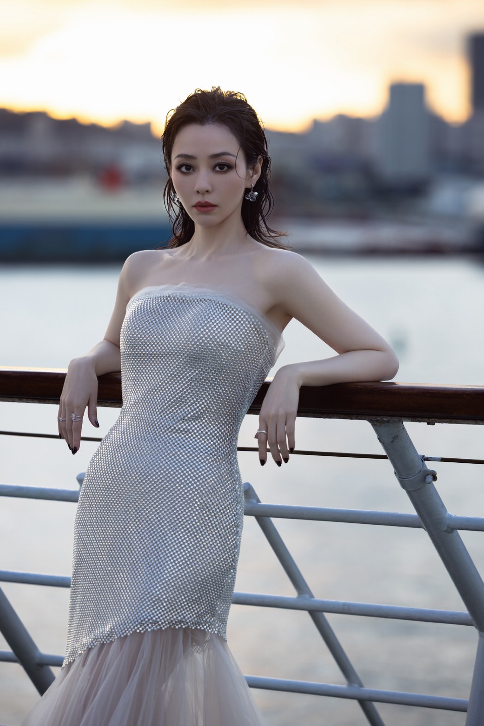 张靓颖日影将斜增画意 声响如尘听风起  第3张