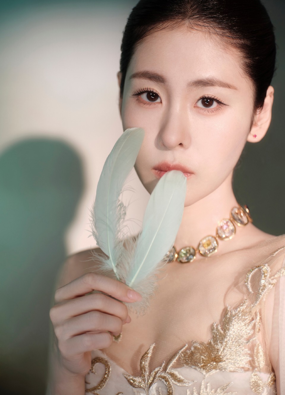 张碧晨步伐悠然 裙摆随呼吸起伏成流动的谱线  第6张