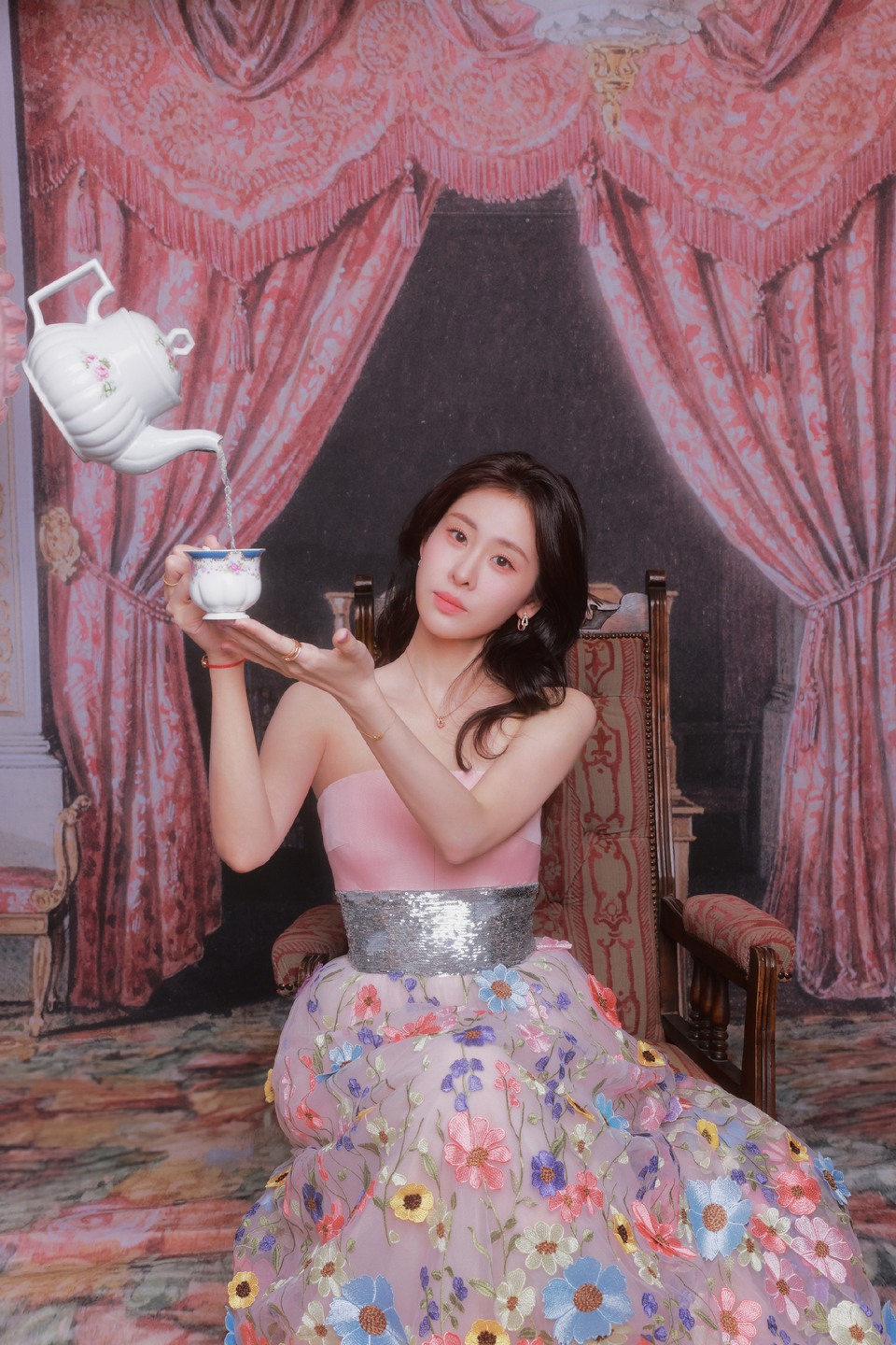 张碧晨掉进古典油画里 裙摆轻柔舒展如蝶翼飘扬  第8张