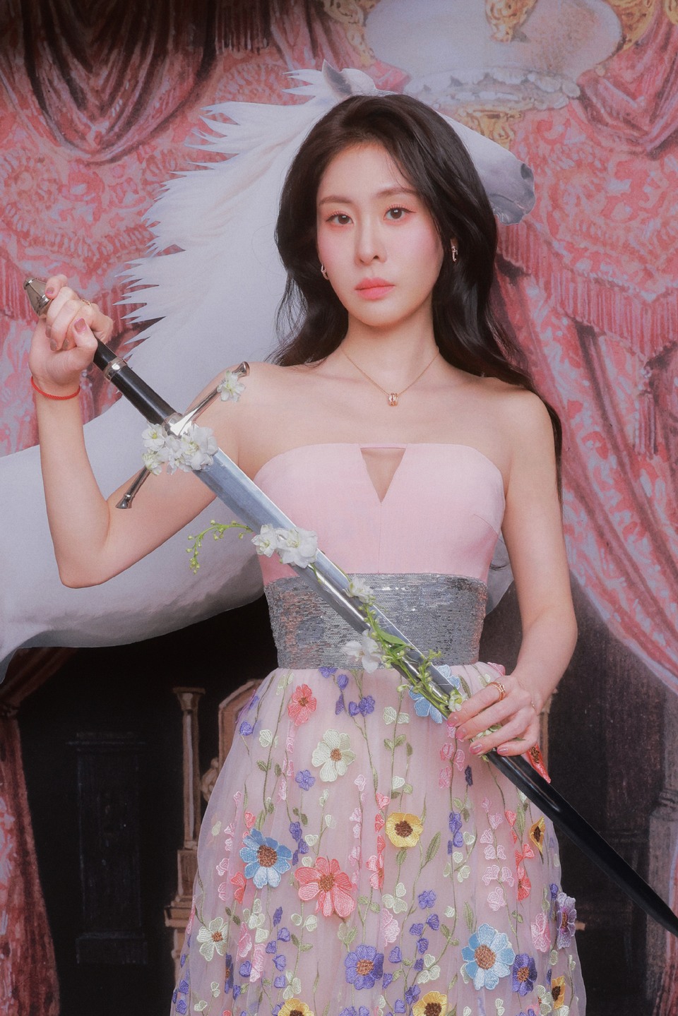 张碧晨掉进古典油画里 裙摆轻柔舒展如蝶翼飘扬  第6张