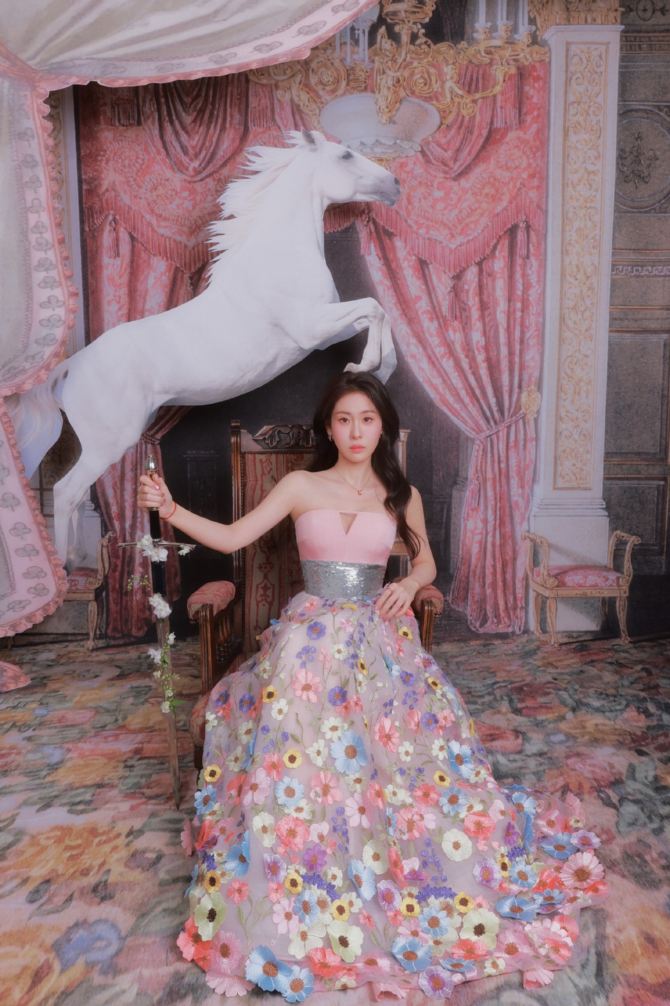 张碧晨掉进古典油画里 裙摆轻柔舒展如蝶翼飘扬  第4张