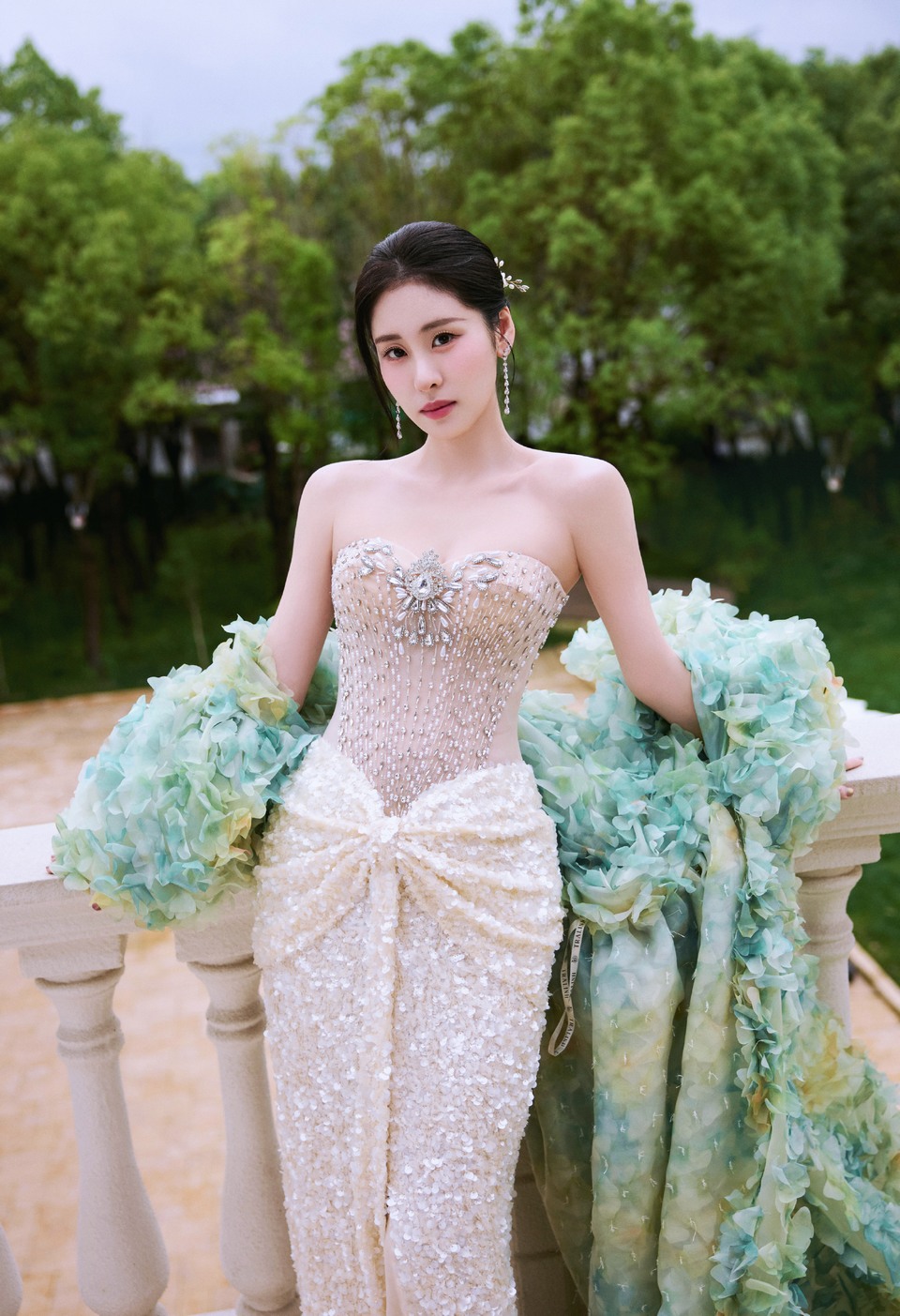 张碧晨金缕绕身薄纱轻舞 邂逅这一份绮丽浪漫  第2张