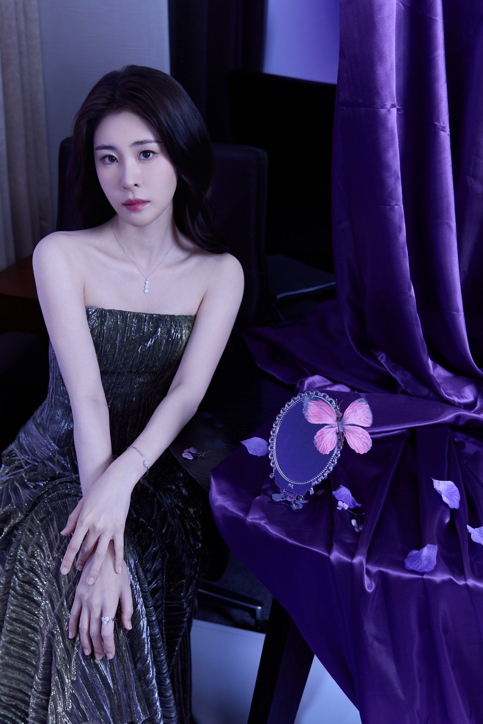 张碧晨墨色浸染暗夜 光瀑勾勒旋律穿透时光  第10张