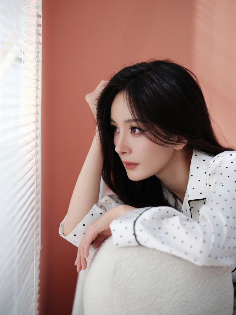 杨幂晨光漫过房间 明眸倾斜的瞬间舒适和松弛  第9张