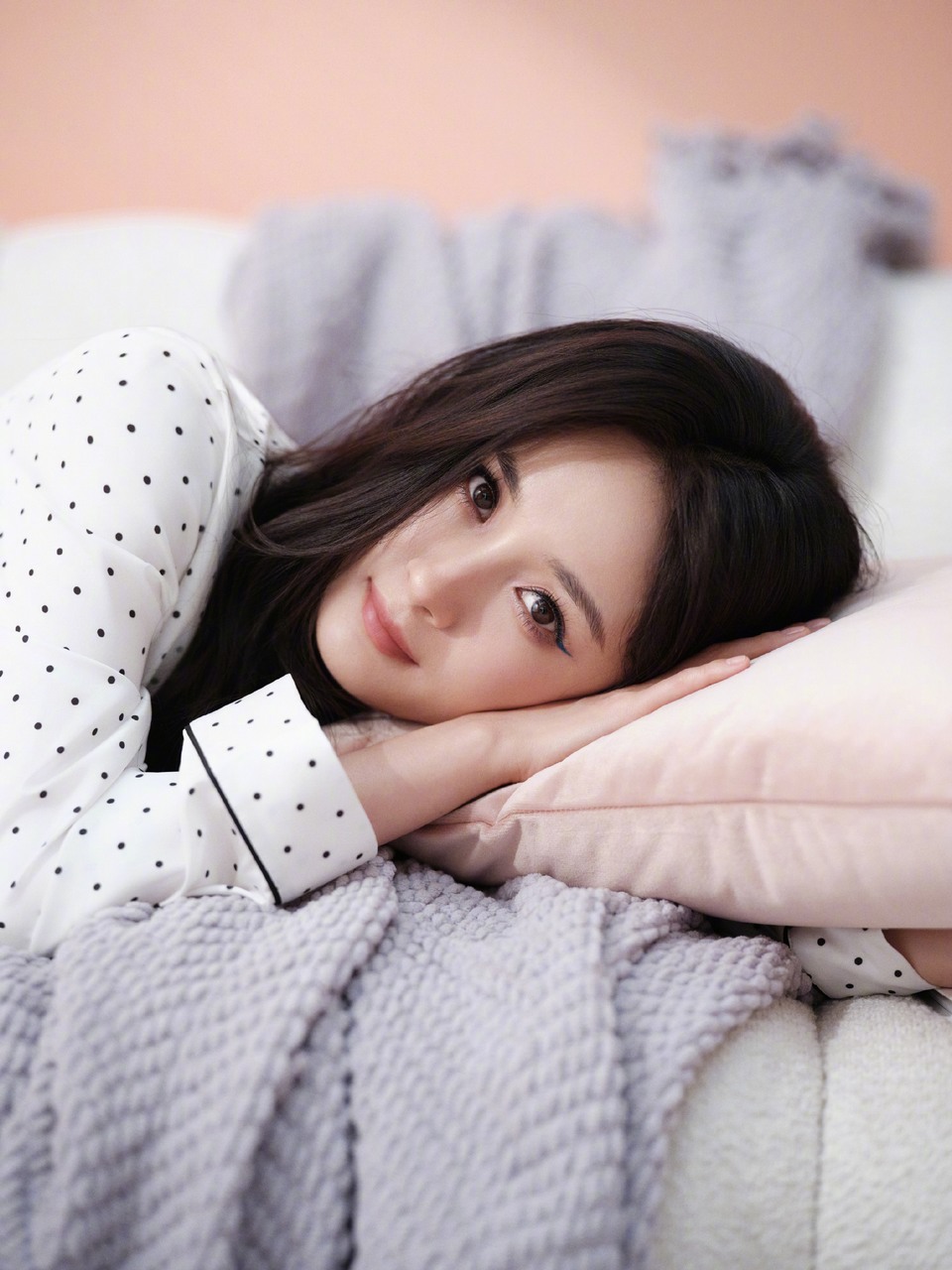 杨幂晨光漫过房间 明眸倾斜的瞬间舒适和松弛  第7张