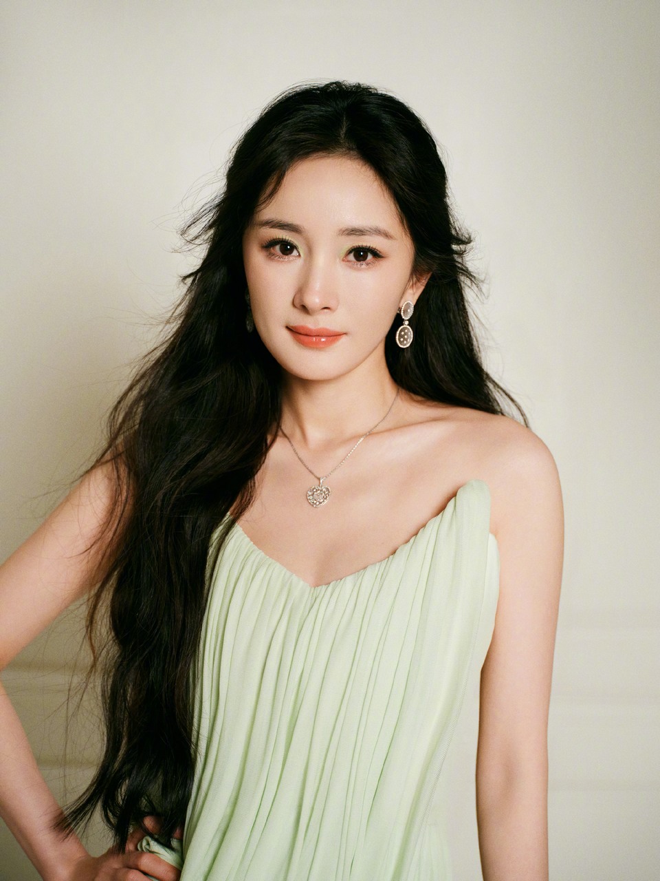 杨幂翡翠藤蔓攀上镜缘 与垂落的绿意缠绕成流动的光络  第5张