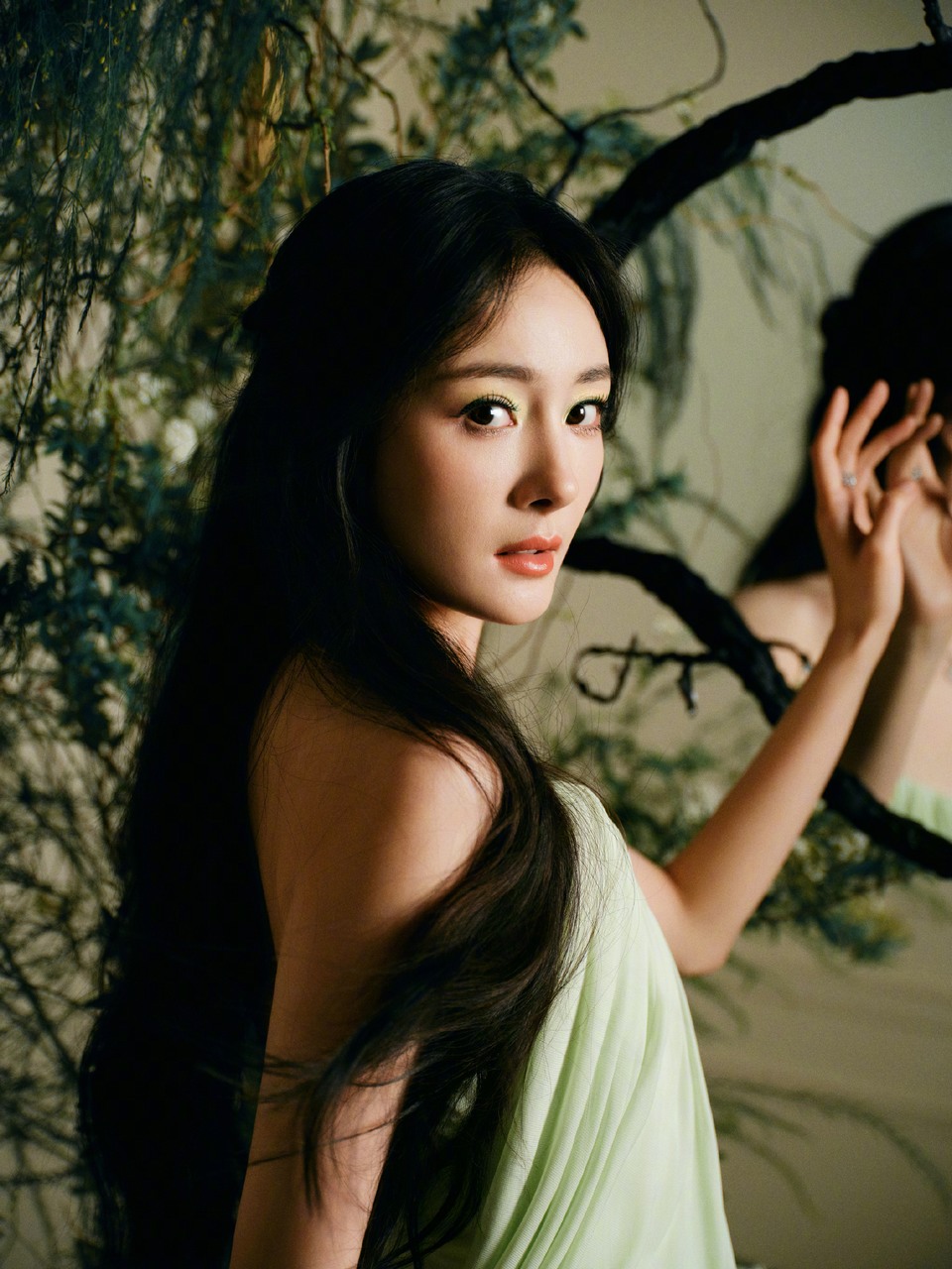 杨幂翡翠藤蔓攀上镜缘 与垂落的绿意缠绕成流动的光络  第11张