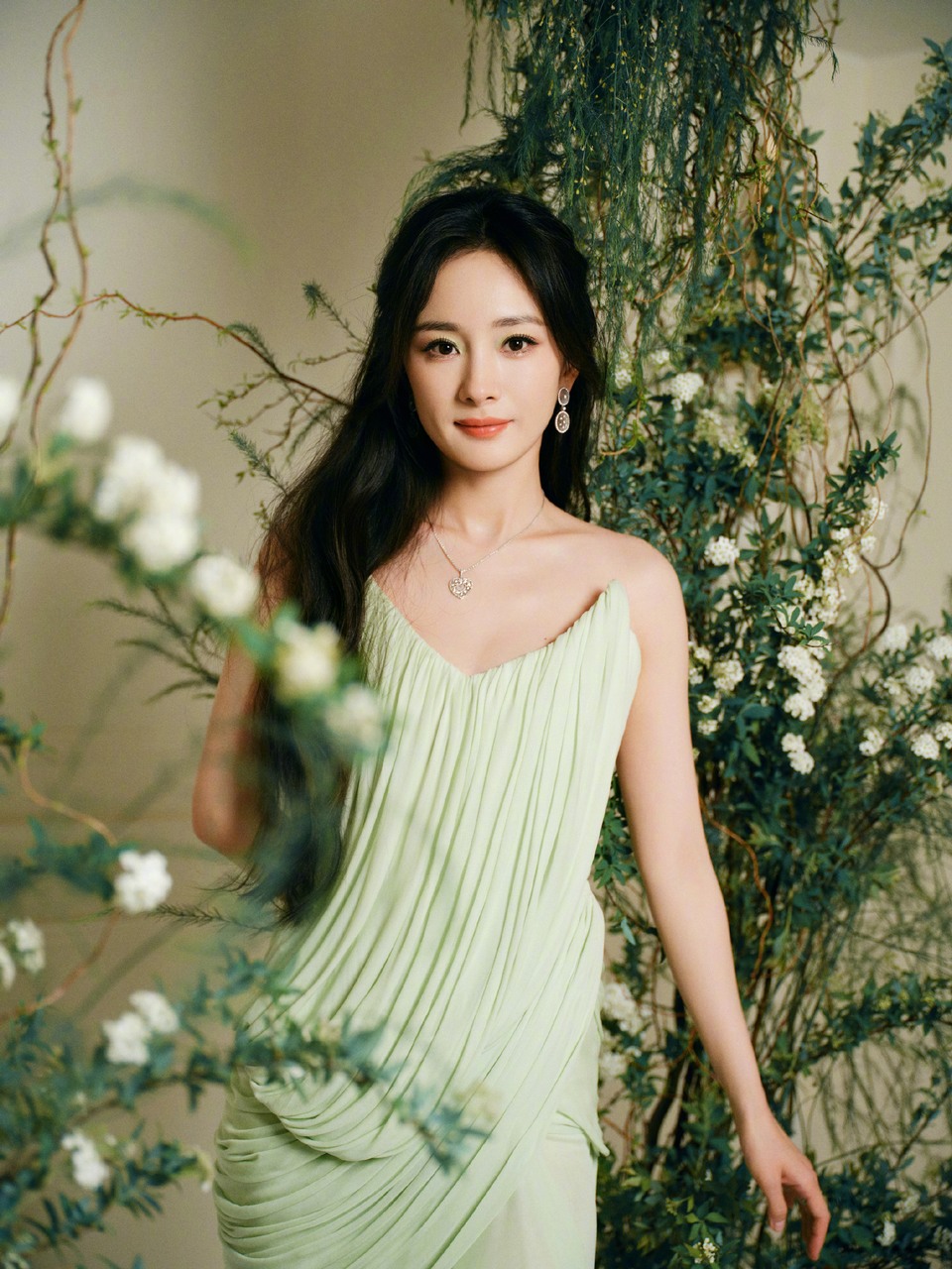杨幂翡翠藤蔓攀上镜缘 与垂落的绿意缠绕成流动的光络  第9张