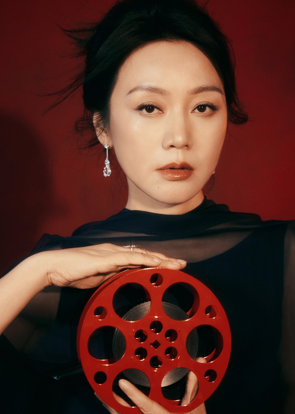 闫妮影映流转自在张驰 光影好梦重回胶片年代