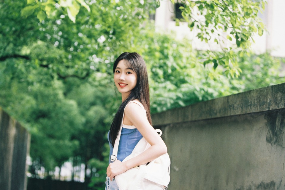 宣璐树荫之下蒲扇轻摇 重回夏日旧时光