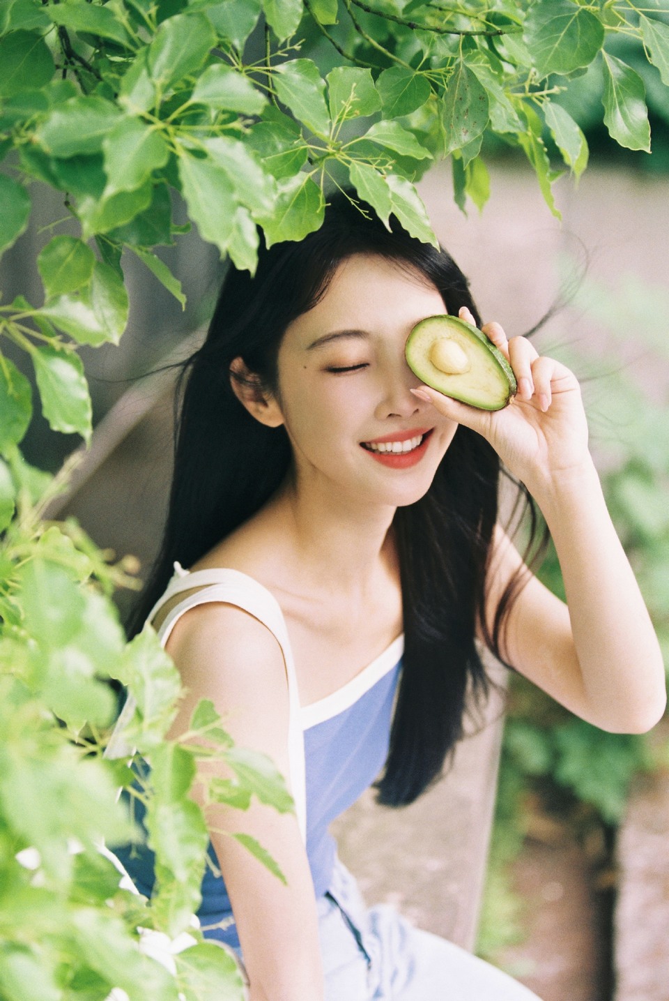 宣璐树荫之下蒲扇轻摇 重回夏日旧时光