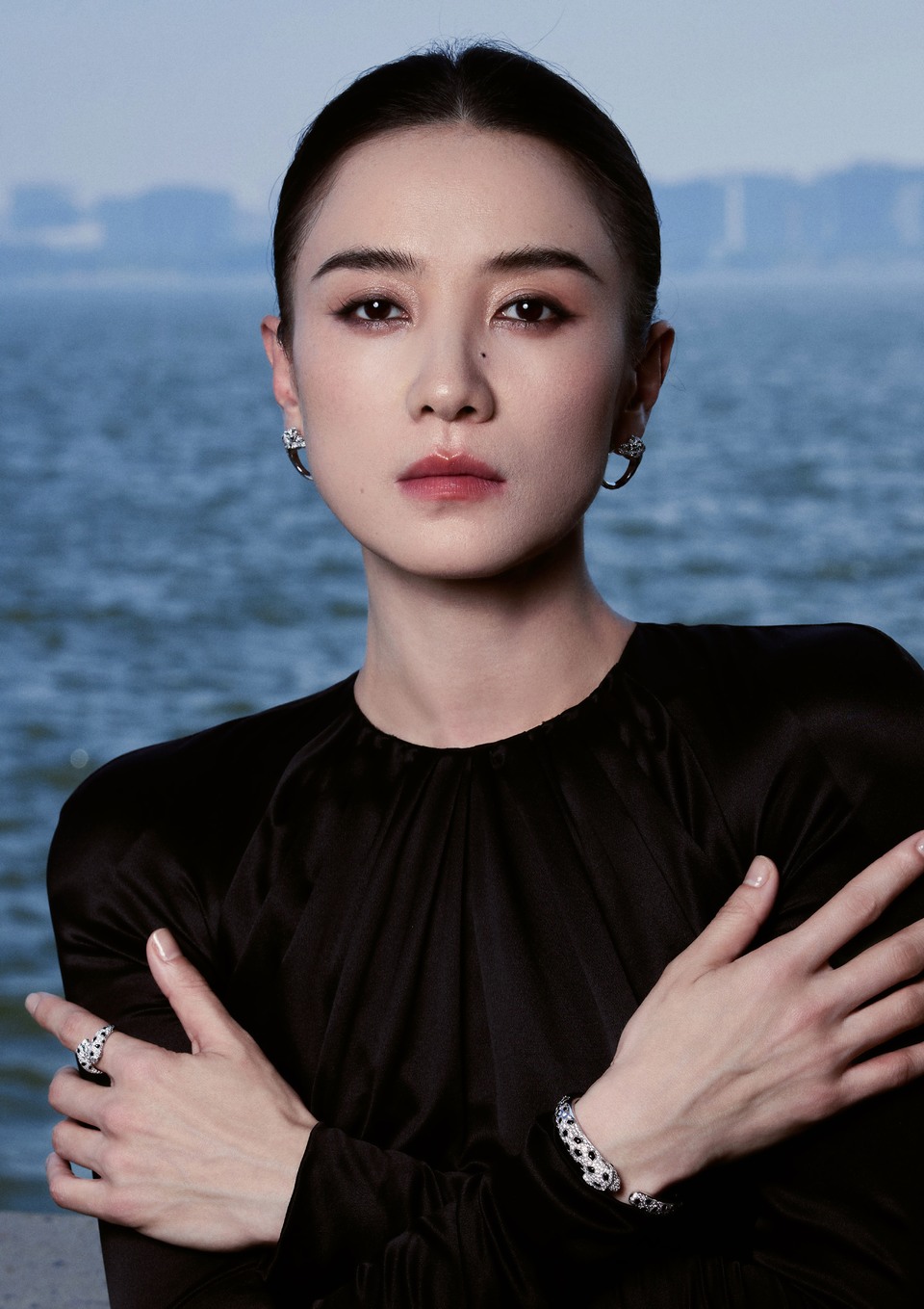 宋佳步履灵动彰显优雅格调 明暗变幻映照别样自在  第10张