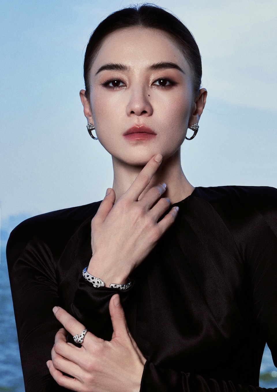 宋佳步履灵动彰显优雅格调 明暗变幻映照别样自在  第9张