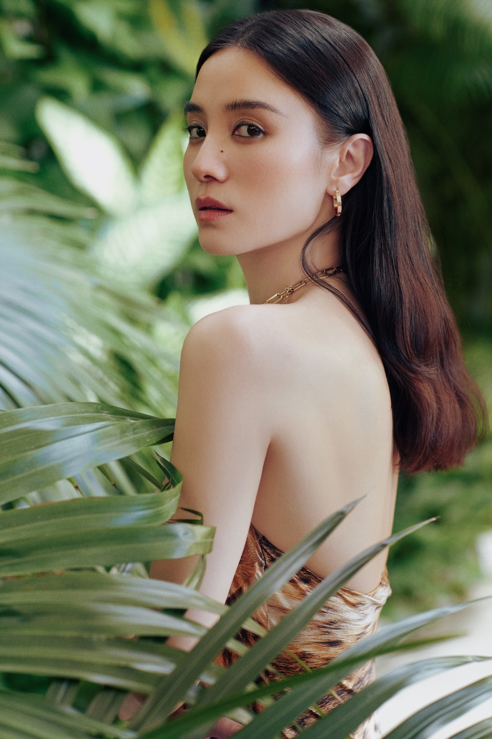 宋佳树影斑斓轻盈自在 举手投足间尽显假日松弛  第3张