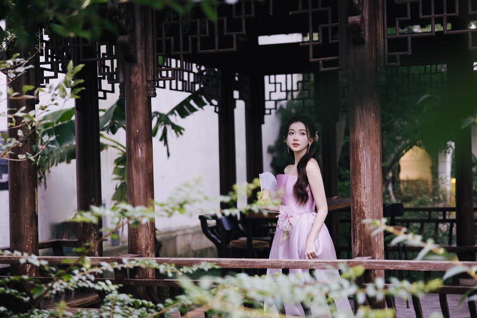 吴谨言浮光流韵感受花的沁香 寻找烟雨天青的浪漫  第7张