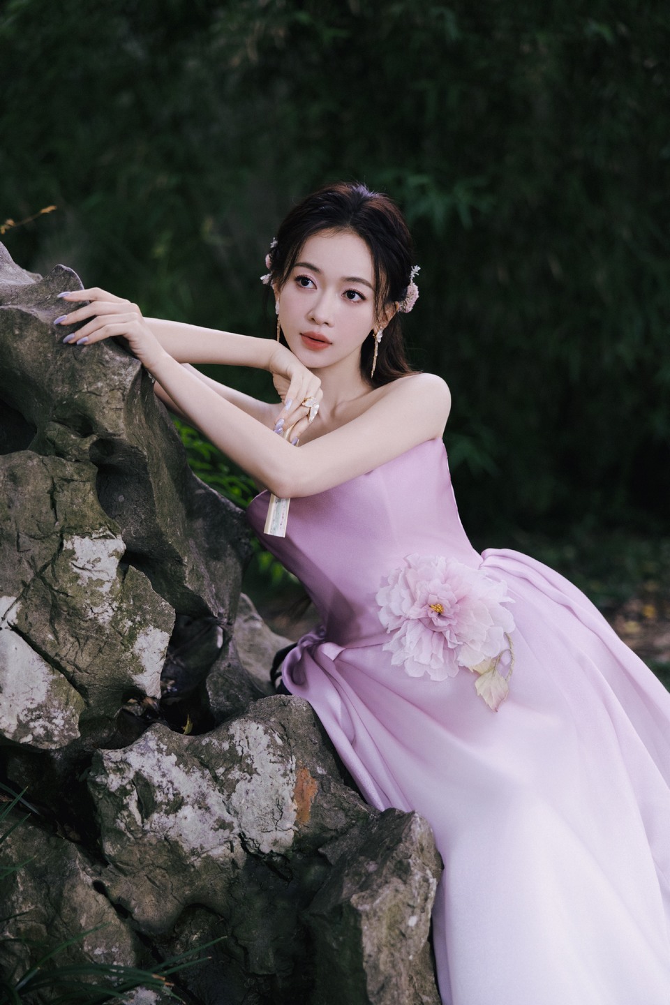 吴谨言浮光流韵感受花的沁香 寻找烟雨天青的浪漫  第4张