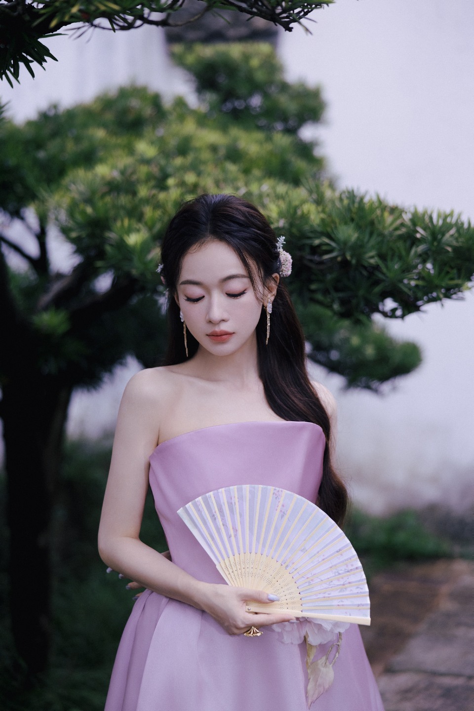 吴谨言浮光流韵感受花的沁香 寻找烟雨天青的浪漫  第9张