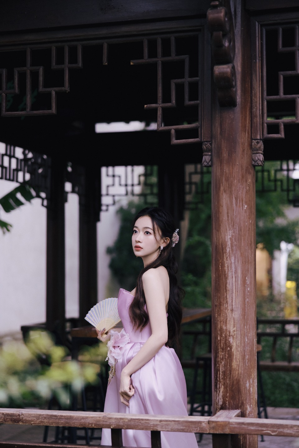 吴谨言浮光流韵感受花的沁香 寻找烟雨天青的浪漫  第2张