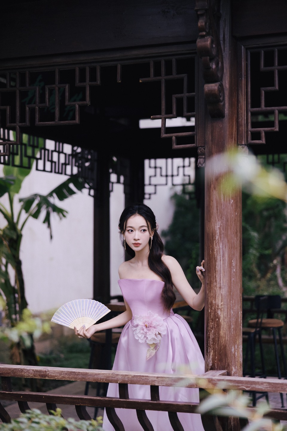 吴谨言浮光流韵感受花的沁香 寻找烟雨天青的浪漫