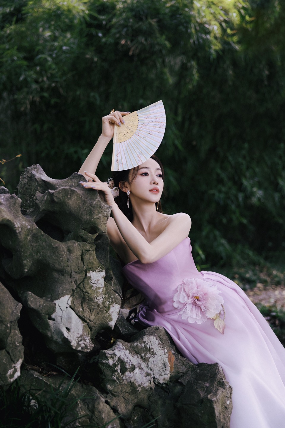 吴谨言浮光流韵感受花的沁香 寻找烟雨天青的浪漫  第5张