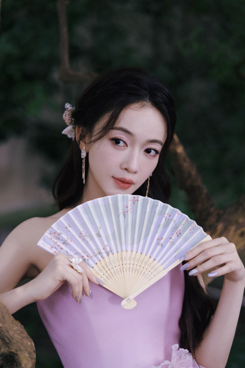 吴谨言浮光流韵感受花的沁香 寻找烟雨天青的浪漫  第10张