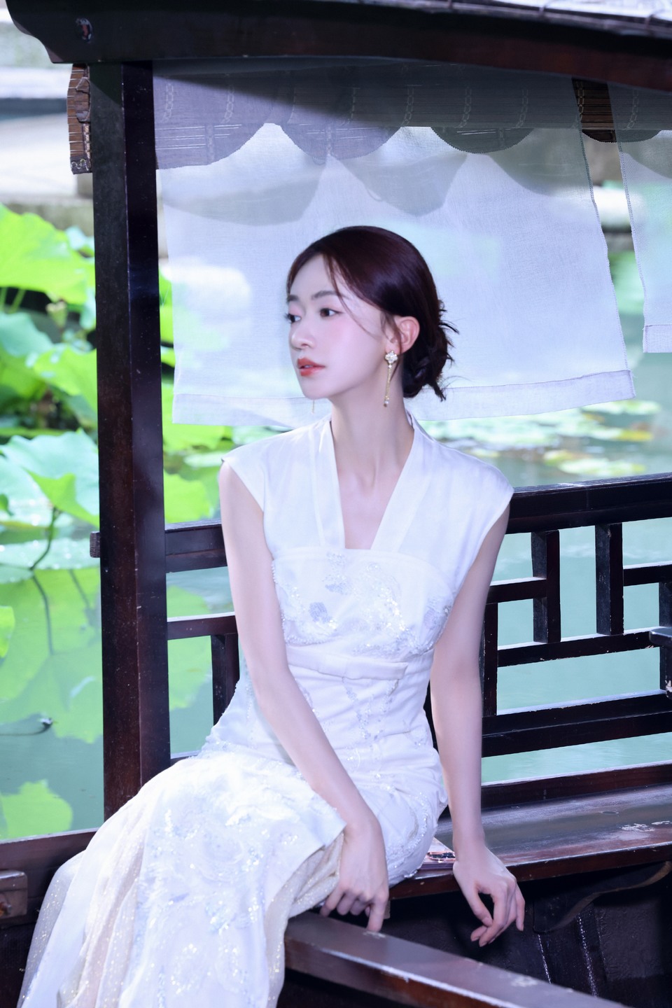 吴谨言如诗如画绮丽而含蓄 记录一些浪漫时刻  第3张
