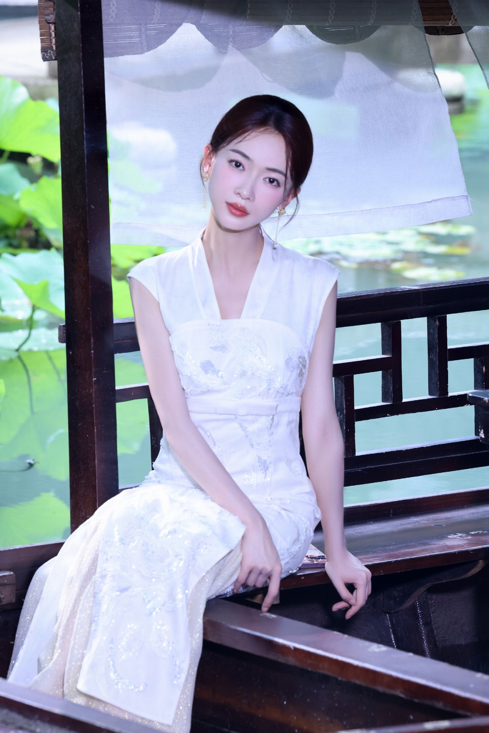 吴谨言如诗如画绮丽而含蓄 记录一些浪漫时刻  第2张