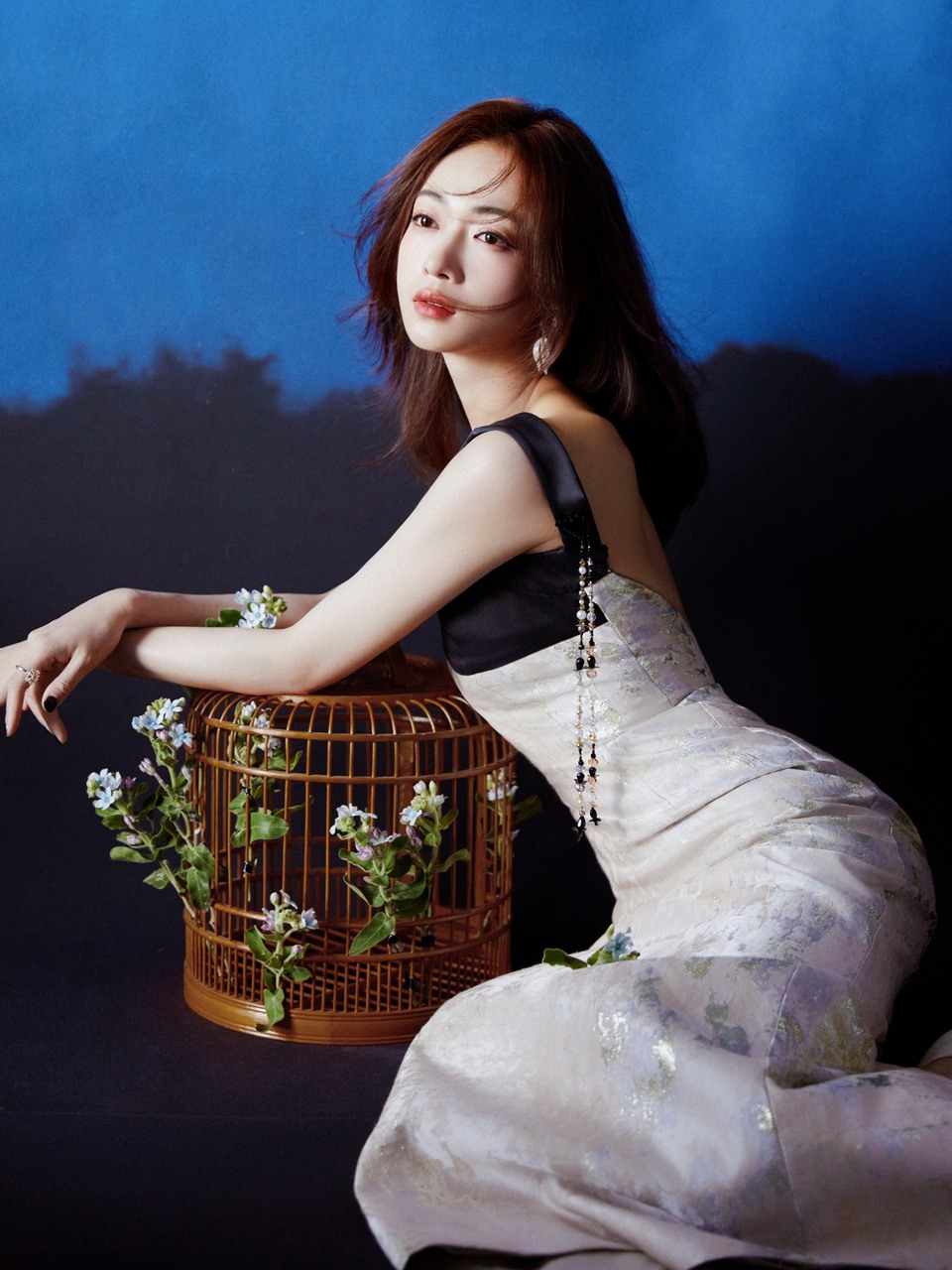 吴谨言摇曳微光细嗅馥郁花香 目光追随亦柔亦刚  第7张