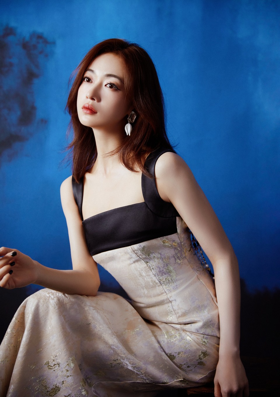 吴谨言摇曳微光细嗅馥郁花香 目光追随亦柔亦刚  第5张