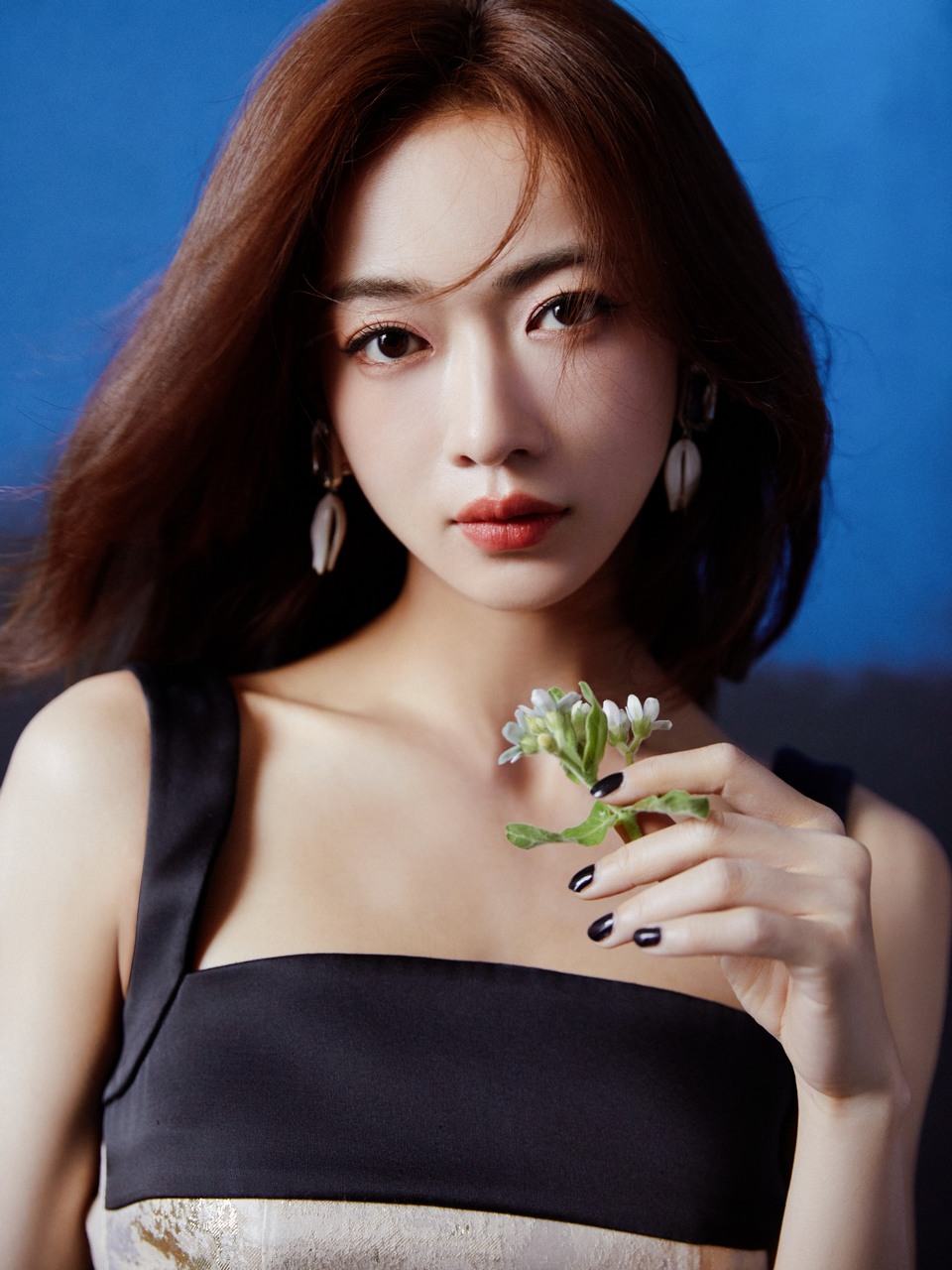 吴谨言摇曳微光细嗅馥郁花香 目光追随亦柔亦刚  第3张