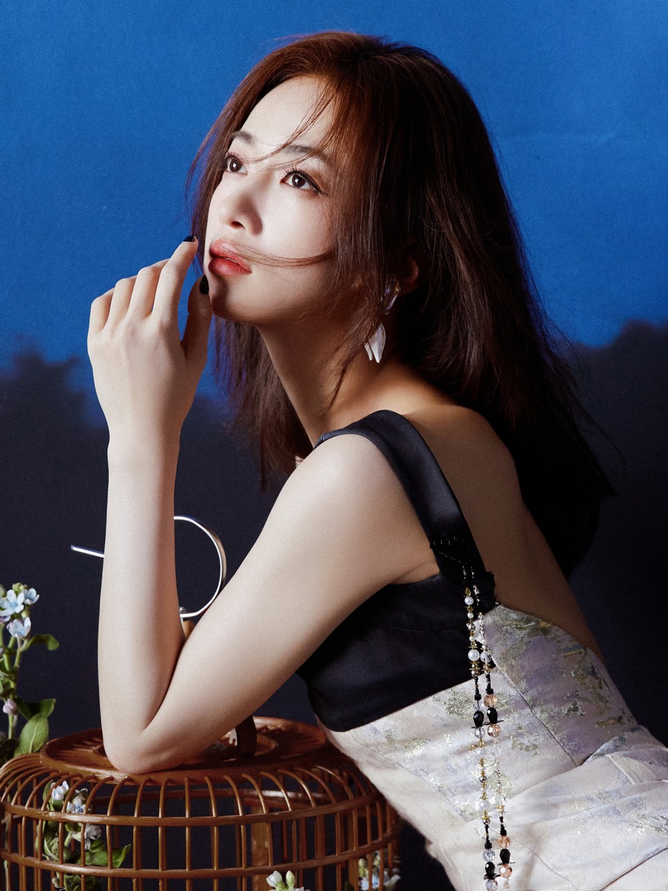 吴谨言摇曳微光细嗅馥郁花香 目光追随亦柔亦刚  第6张