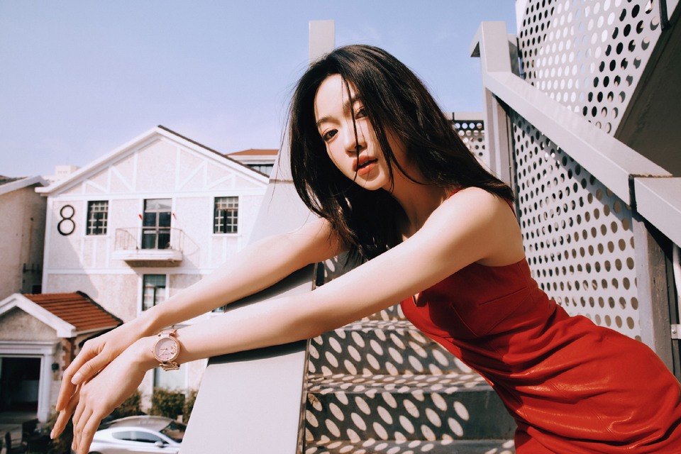 吴谨言美人在骨气韵摄心 率性之中流露出诱惑气氛