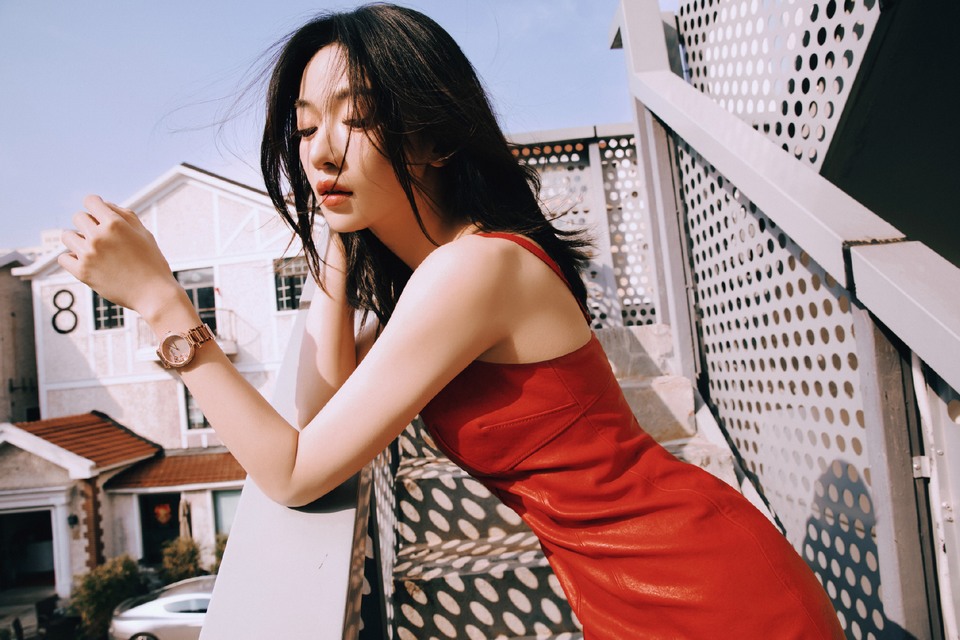 吴谨言美人在骨气韵摄心 率性之中流露出诱惑气氛  第7张