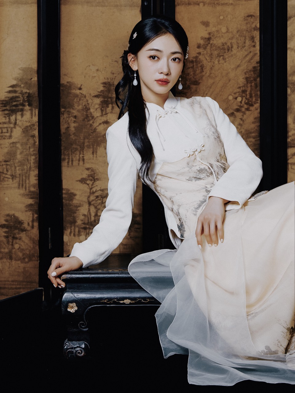 吴谨言织一卷锦梦 楚楚动人如画闪耀深情演绎