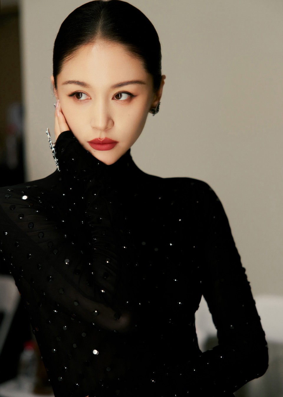 王子文墨调晕染星芒入画 于黑白光影间静沐时光  第6张